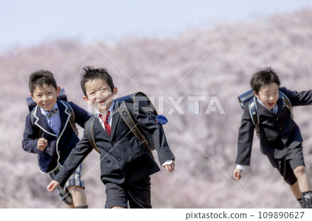 一年級學生跑過櫻花盛開的公園 109890627