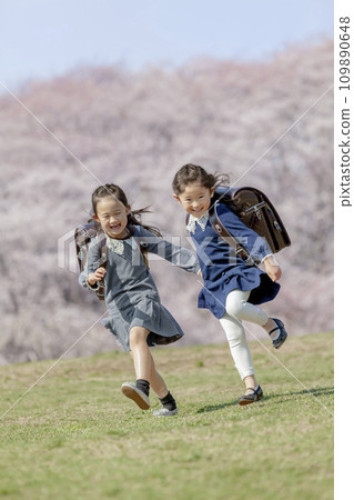 一年級學生跑過櫻花盛開的公園 一年級學生跑過櫻花盛開的公園 109890648