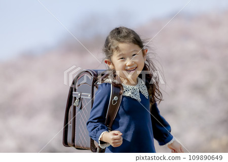 一年級學生在櫻花盛開的公園裡歡笑 109890649