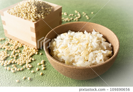 Rice with glutinous barley and raw glutinous barley in a masu Rice bowl served with glutinous barley Rice with glutinous barley and raw glutinous barley in a masu Rice bowl served with glutinous barley 109890656