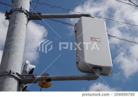 The back side of the traffic light looking up 109890780