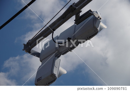 The back side of the traffic light looking up 109890781