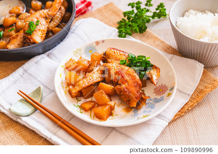 Stir-fried chicken wings with daikon radish Stir-fried chicken wings with daikon radish 109890996