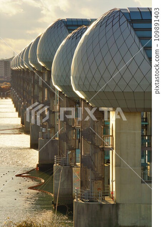 Gate tower of Nagara River Estuary Weir 109891403