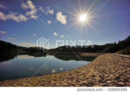 高地調節池堤體與太陽 109891989