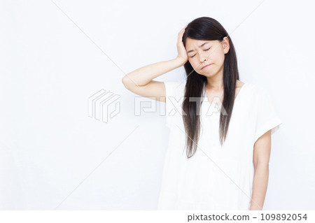 一個三十多歲的女人，頭疼 109892054