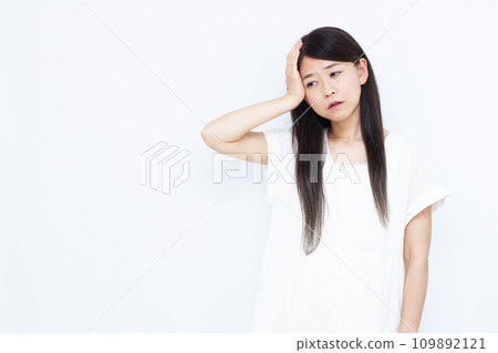 A woman in her thirties who has a headache 109892121