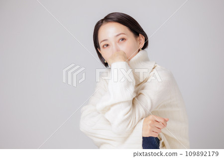 穿著高領毛衣的女人 穿著高領毛衣的女人 109892179