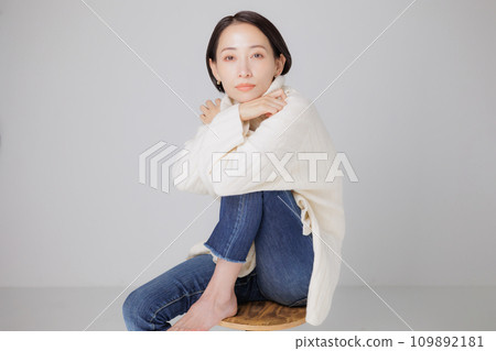 穿著高領毛衣的女人 109892181