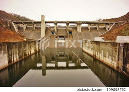 從下游看灰塚水庫堤壩 109892762