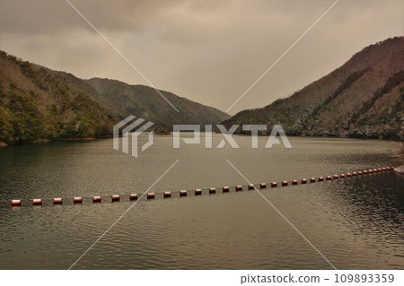 Lake Ohara at Saba River Dam 109893359