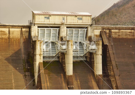 Radial gate of Saba River Dam 109893367