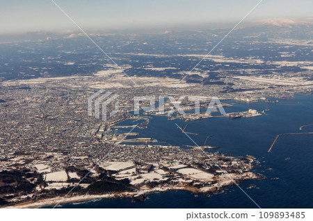Winter Hachinohe city seen from above (Aomori Prefecture) 109893485