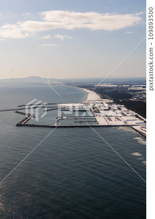 Misawa fishing port in winter seen from above (Aomori Prefecture) Misawa fishing port in winter seen from above (Aomori Prefecture) 109893500