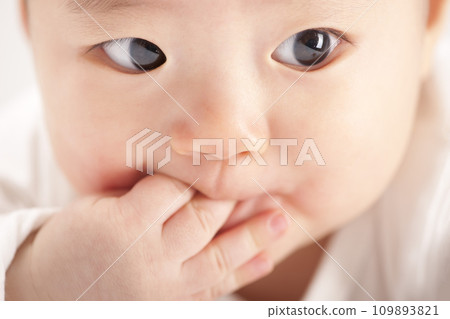 asian baby boy lying on bed 109893821