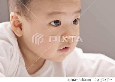 asian baby boy lying on bed 109893827