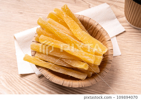 dried pineapple core fruit 109894070
