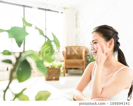 Women who have skin care 109894141