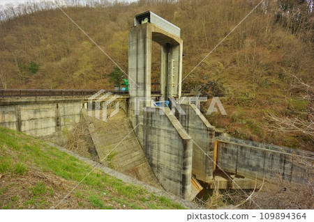 Embankment of Kurosakaishi Dam Embankment of Kurosakaishi Dam 109894364