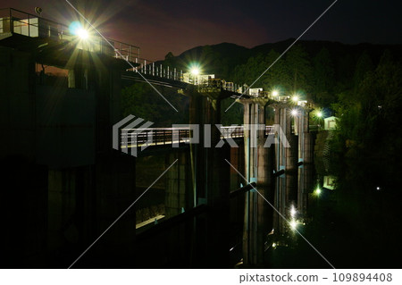Embankment of Shinsui Dam at night 109894408