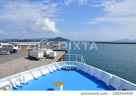 Ferry journey from Fukue Port in Goto City, Nagasaki Prefecture to Aokata Port in Shinkamigoto Town 109894409