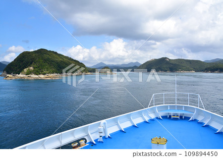 Ferry journey from Fukue Port in Goto City, Nagasaki Prefecture to Aokata Port in Shinkamigoto Town Ferry journey from Fukue Port in Goto City, Nagasaki Prefecture to Aokata Port in Shinkamigoto Town 109894450