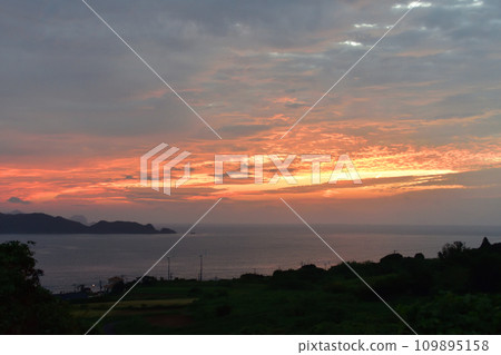 從長崎縣五島市大津展望台附近的早晨陽光和城市的早晨景色 從長崎縣五島市大津展望台附近的早晨陽光和城市的早晨景色 109895158