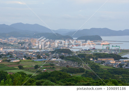 從長崎縣五島市大津展望台附近的早晨陽光和城市的早晨景色 109895186