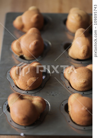 bear-shaped madeleine 109895743