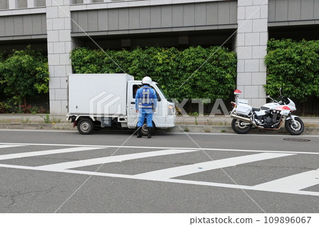 A police police officer arrests a traffic violation vehicle. 109896067