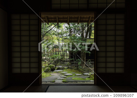 從障子屏風之間看到的日本花園 從障子屏風之間看到的日本花園 109896107
