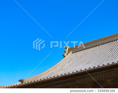 藍天和岡山西大寺主殿的屋頂 藍天和岡山西大寺主殿的屋頂 109896166
