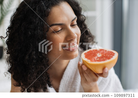 Adult using grapefruit for beauty care at home 109897311