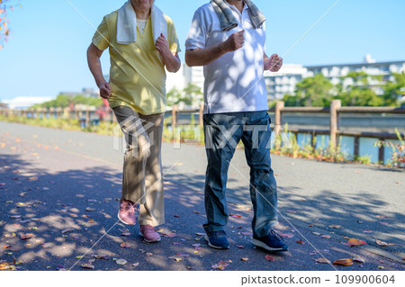 活躍的老年男女夫婦為健康而步行 飲食、運動、健康習慣、步行。 活躍的老年男女夫婦為健康而步行 飲食、運動、健康習慣、步行。 109900604