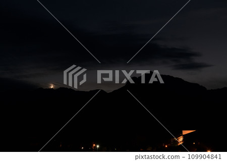 11 月的稀月，2.7 歲，落在阿薩代峰附近。 109904841