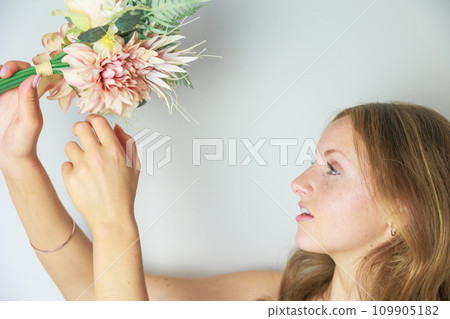 年輕的金髮白種女子拿著一束花 年輕的金髮白種女子拿著一束花 109905182