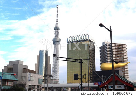 從吾妻橋十字路口看朝日大廈總公司大樓和東京晴空塔。 109905672