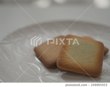 Langue de Chat on a white plate (3 pieces) Langue de Chat on a white plate (3 pieces) 109905933