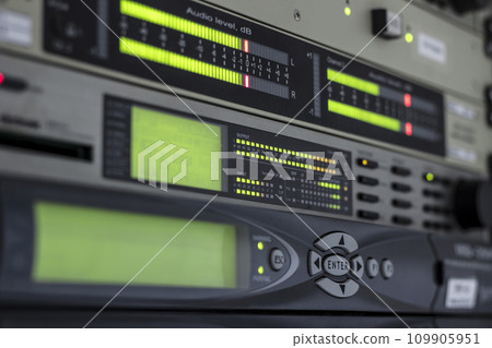 Indicators of sound on the front panel 109905951