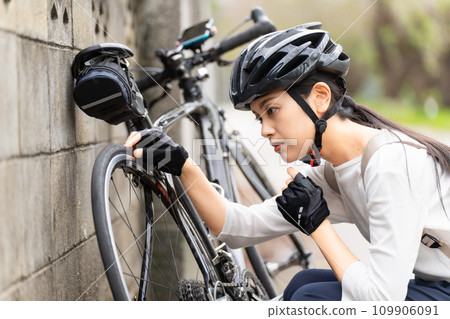 一名年輕女子在騎公路自行車時遭遇刺穿問題 109906091