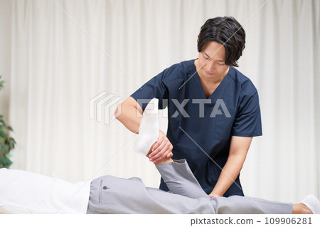 年輕男性按摩治療師進行治療 109906281