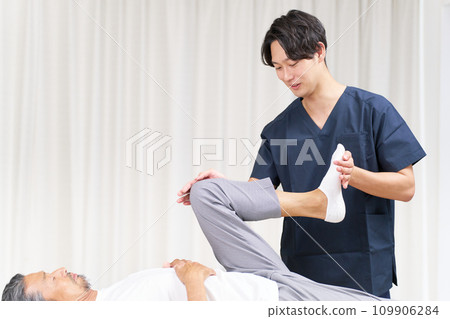 年輕男性脊椎按摩師進行治療 109906284