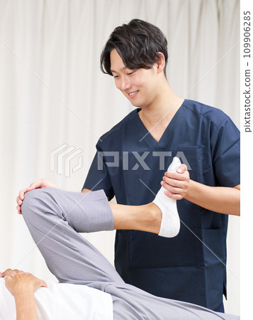 年輕男性脊椎按摩師進行治療 109906285