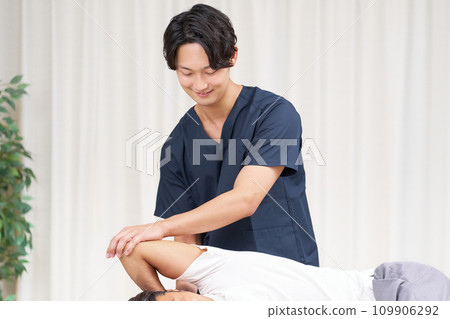 Young male chiropractor performing treatment 109906292