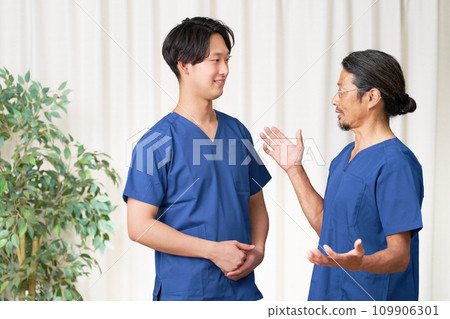 整骨診所工作人員微笑著說話 109906301