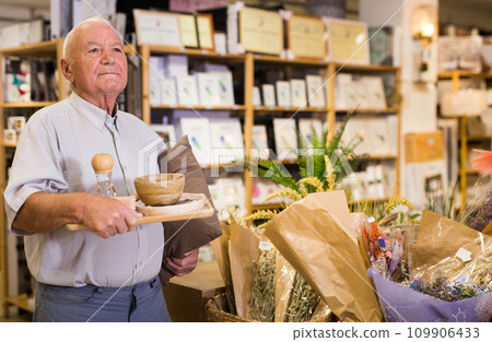 Senior man choosing variety goods for kitchen Senior man choosing variety goods for kitchen 109906433