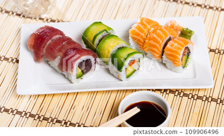 Set of urumaki rolls with salmon, tuna, avocado and crab Set of urumaki rolls with salmon, tuna, avocado and crab 109906496
