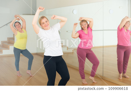 Women are dancing in a fitness room 109906618
