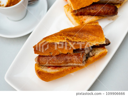 Appetizing sandwiches with grated tomatoes and smoked sausages closeup 109906666