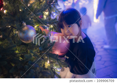 聖誕樹和女孩 聖誕樹和女孩 109906709